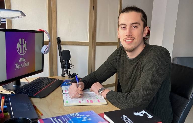 Javi Hernández, 'psicólogo 2.0' del deporte granadino, en su despacho de trabajo. 