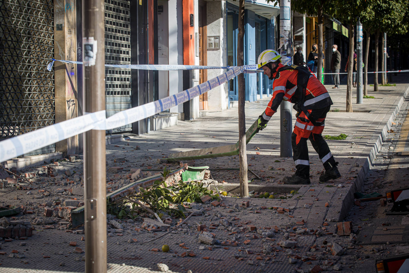 Un bombero trabaja en el lugar del suceso.
