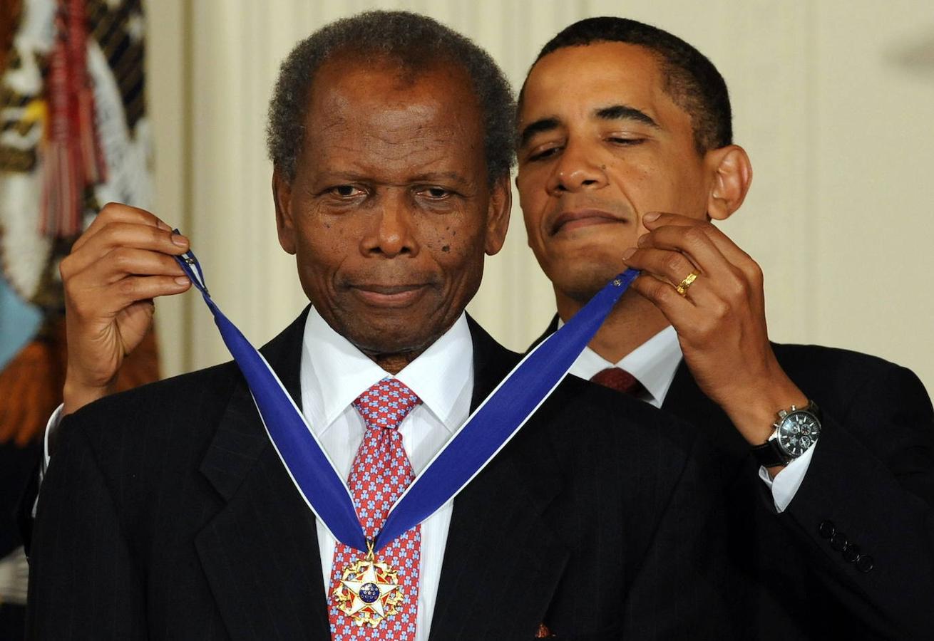 Poitier recibe la Medalla Presidencial de manos de Barack Obama en 2009. 