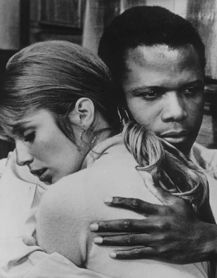 Poitier abraza a Joanna Shmkus en 'El hombre perdido' (1969).