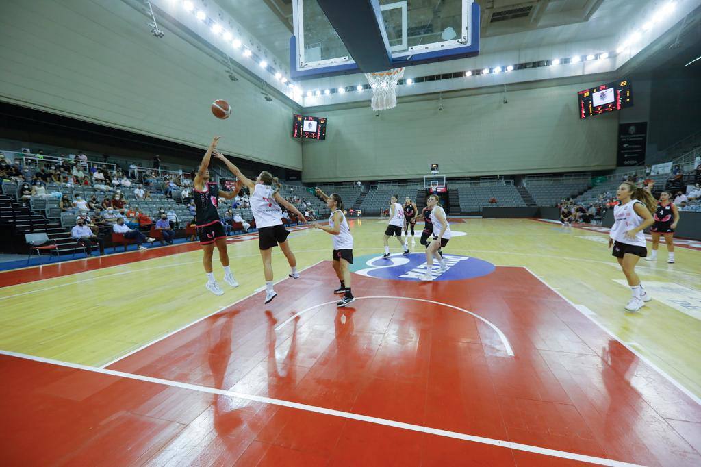 Andrea Boquete lanza a canasta en un partido del Manuela Fundación en el Palacio de los Deportes. 