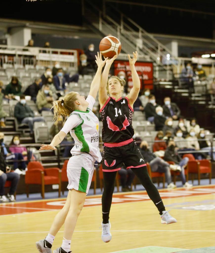 Patricia Benet se mostró acertada en los lanzamientos lejanos.