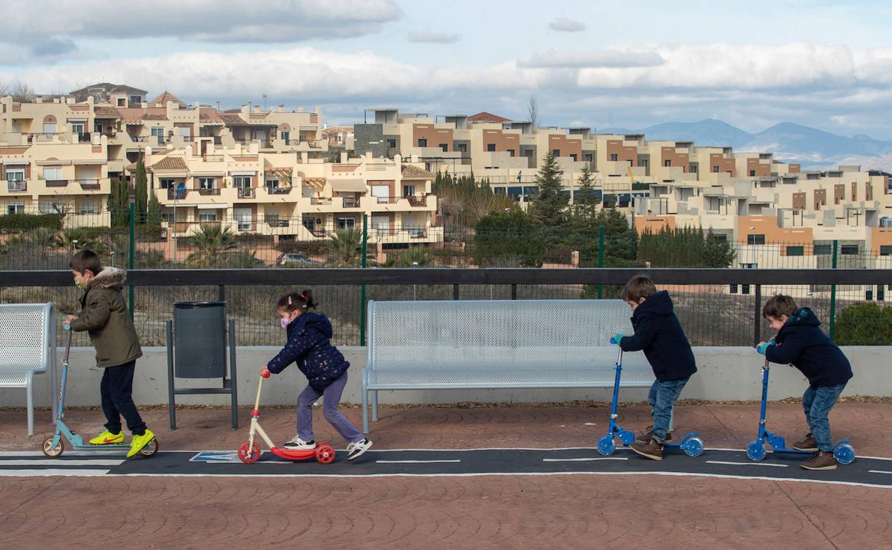 Un grupo de niños pasea en patinete por el parque Pedro Verde de Las Gabias,en una de las zonas de reciente desarrollo del municipio. 