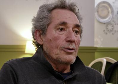 Imagen secundaria 1 - Miguel Ríos, en distintos momentos de la tertulia.