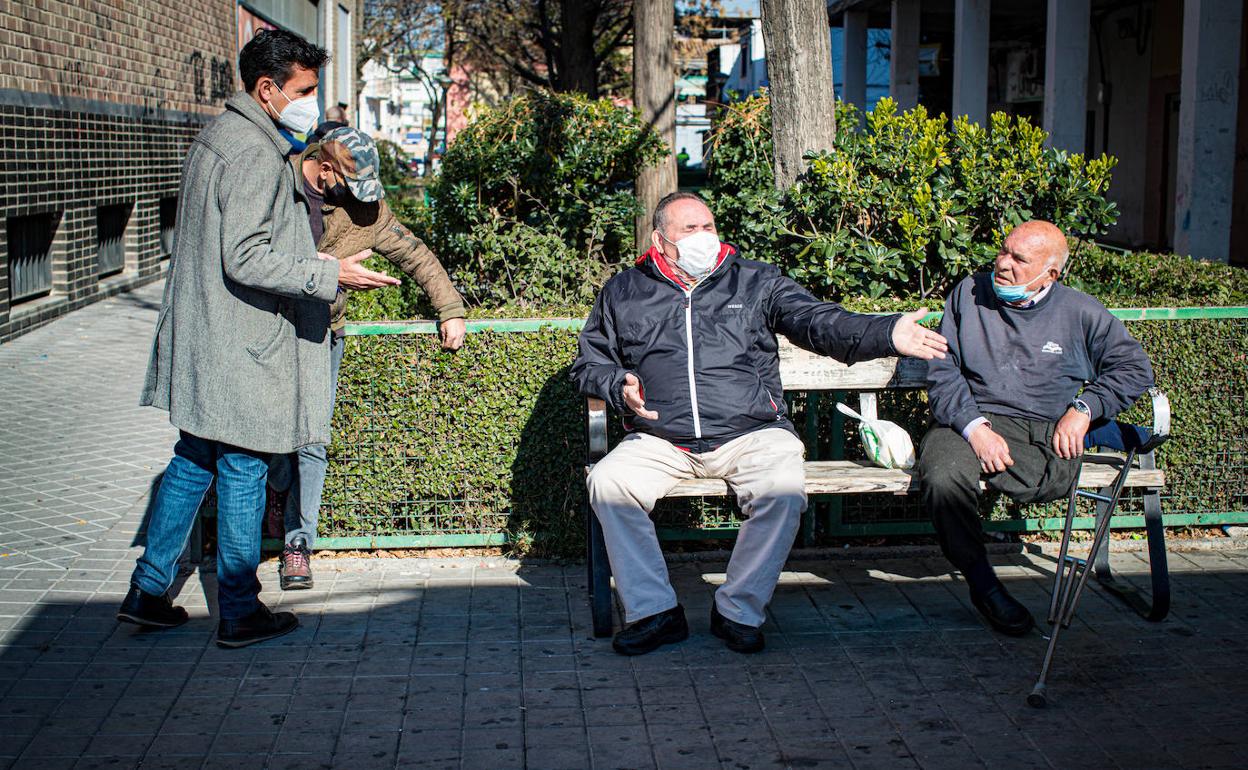 El alcalde de Granada, Paco Cuenca, conversa con dos vecinos de Norte.