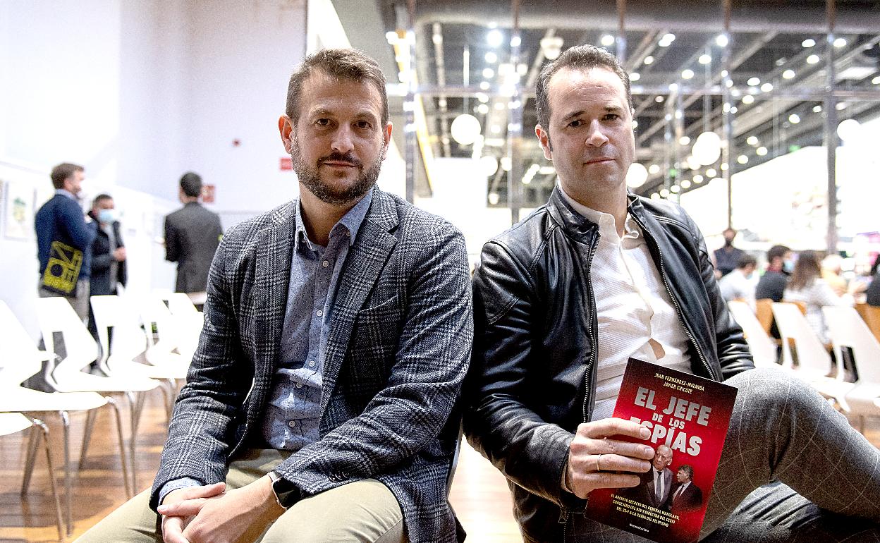 Juan Fernández-Miranda y Javier Chicote en el acto de presentación en Barcelona de 'El jefe de los espias'.