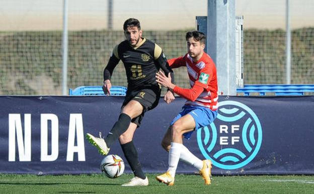 Raúl Castro intenta evitar que un jugador del Eldense finalice una jugada de ataque. 