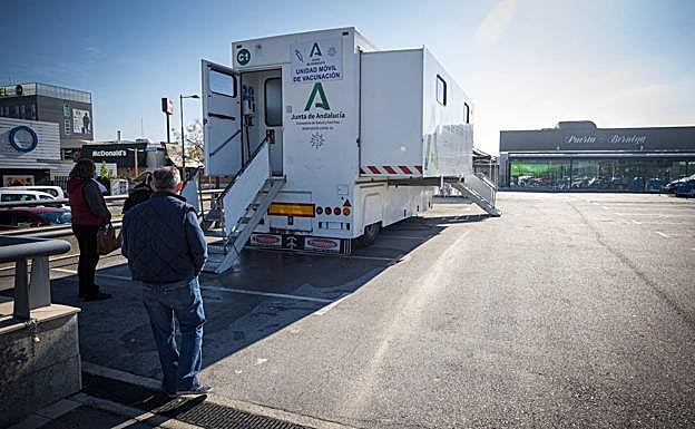 Las vacunas contra la covid salvaron en Granada 426 vidas el año pasado 