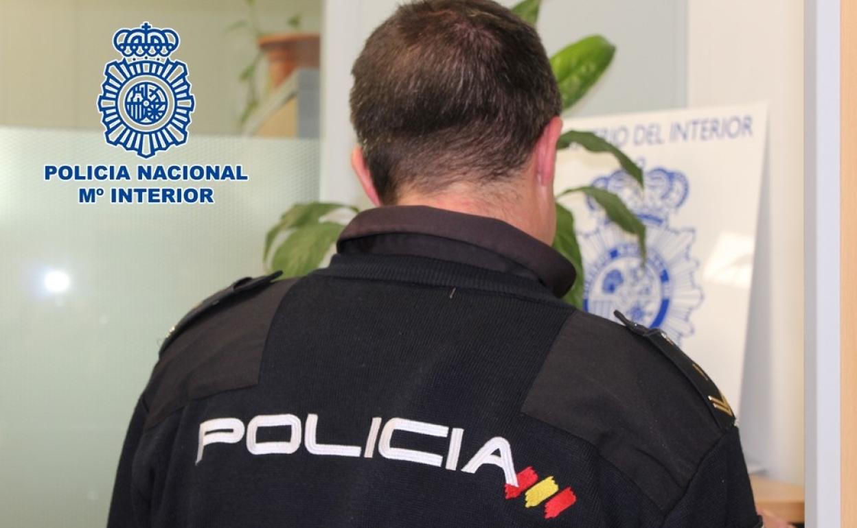 Se hace pasar por su padre dependiente para comprar coches de lujo en Granada