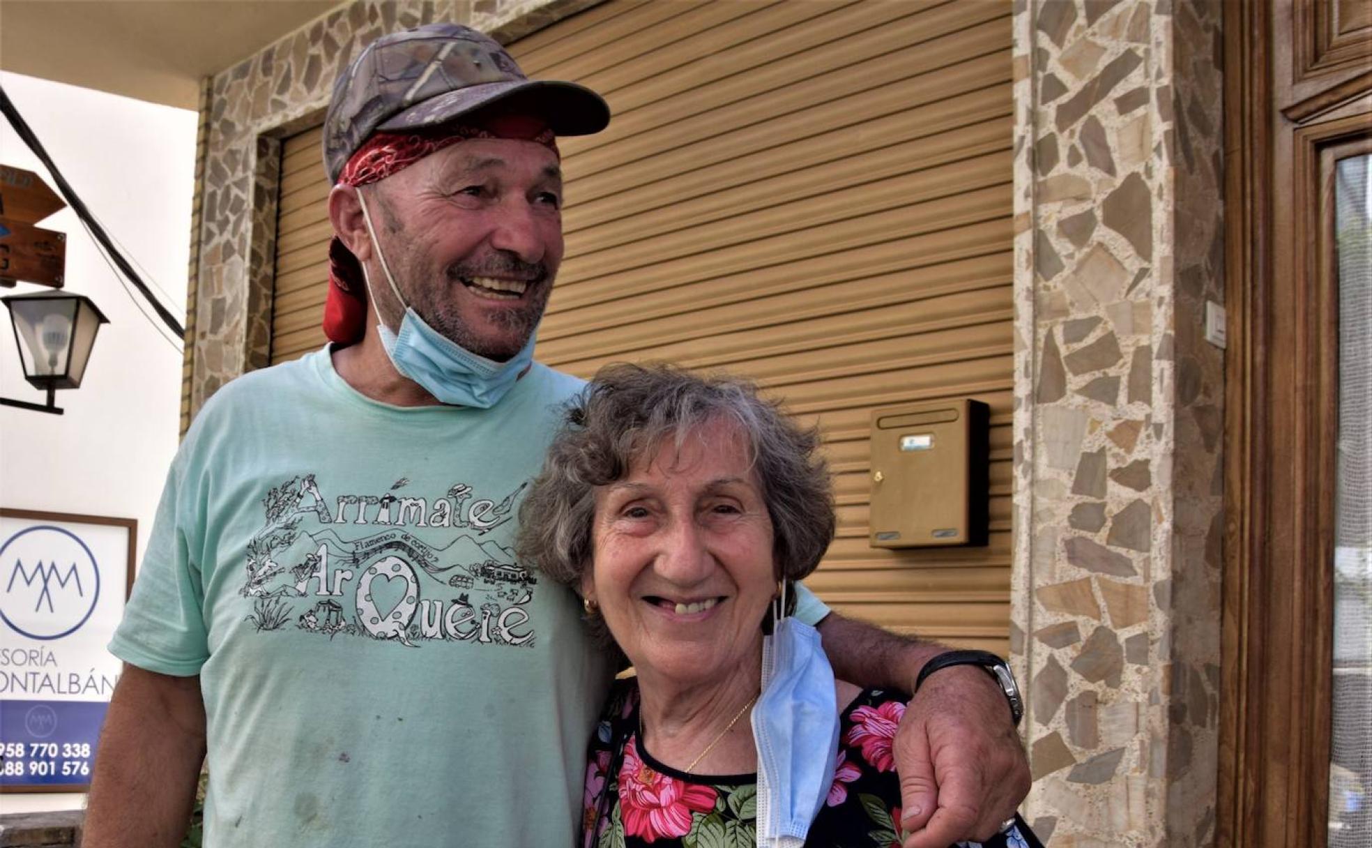 Francisco Jiménez junto a una vecina del pueblo