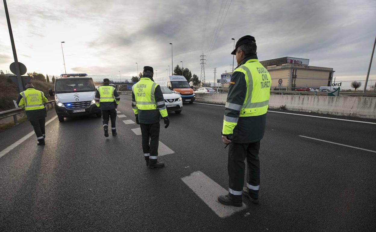 Agentes de la Guardia Civil de Granada controlan el tráfico tras un accidente