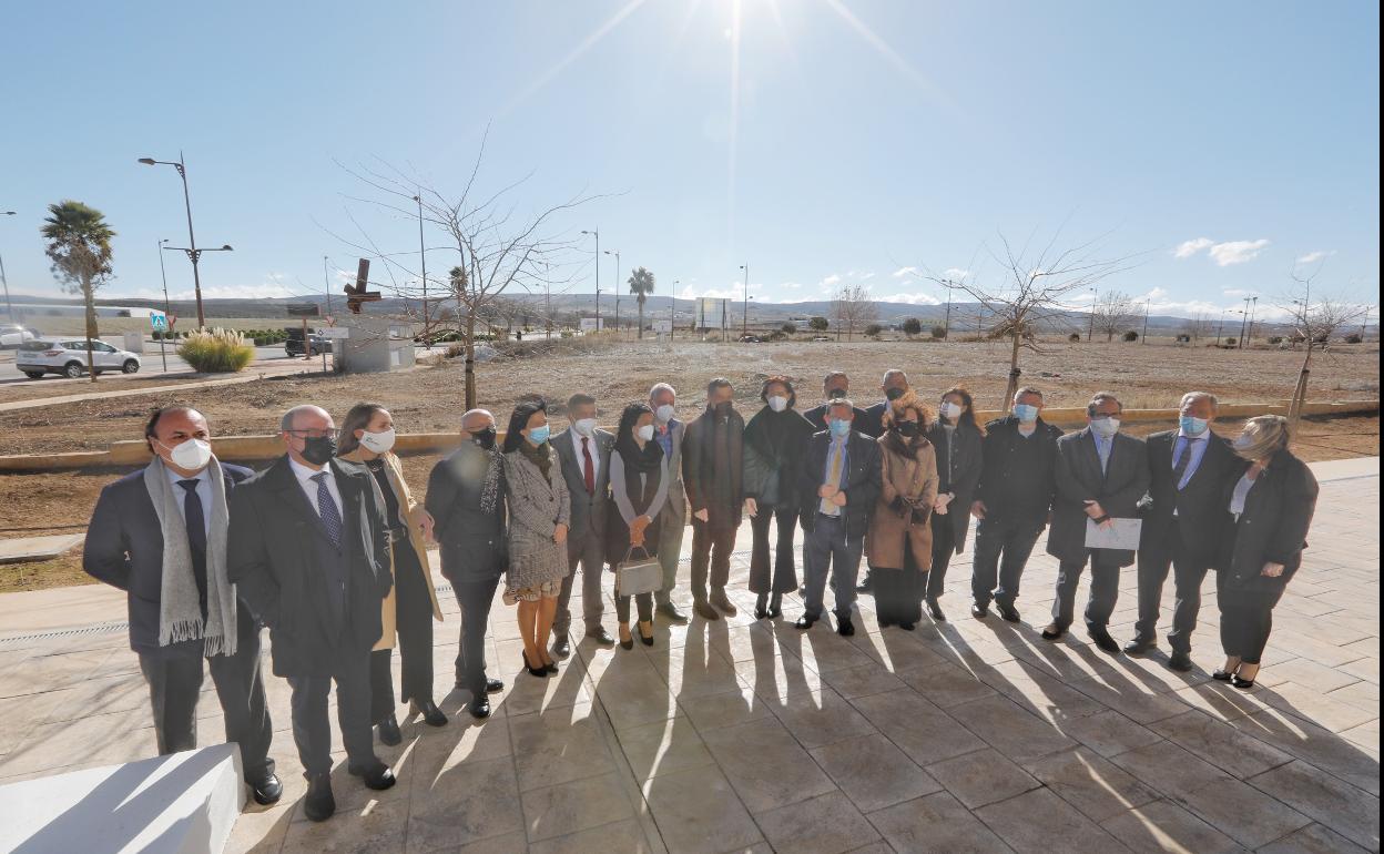 Los representanes políticos e institucionales en los terrenos del Parque Metropolitano y Tecnológico de Escúzar. 