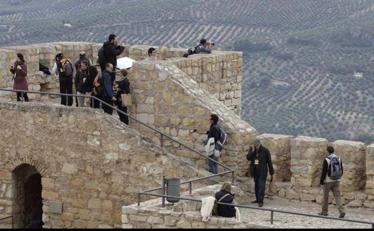 Imagen de archivo de un grupo de turistas visitando el Castillo de Santa Catalina de Jaén. 