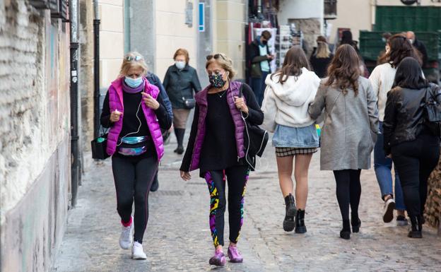 La Junta descarta alertar a los contactos estrechos de los positivos: «La mitad de andaluces pasará ómicron en un mes»