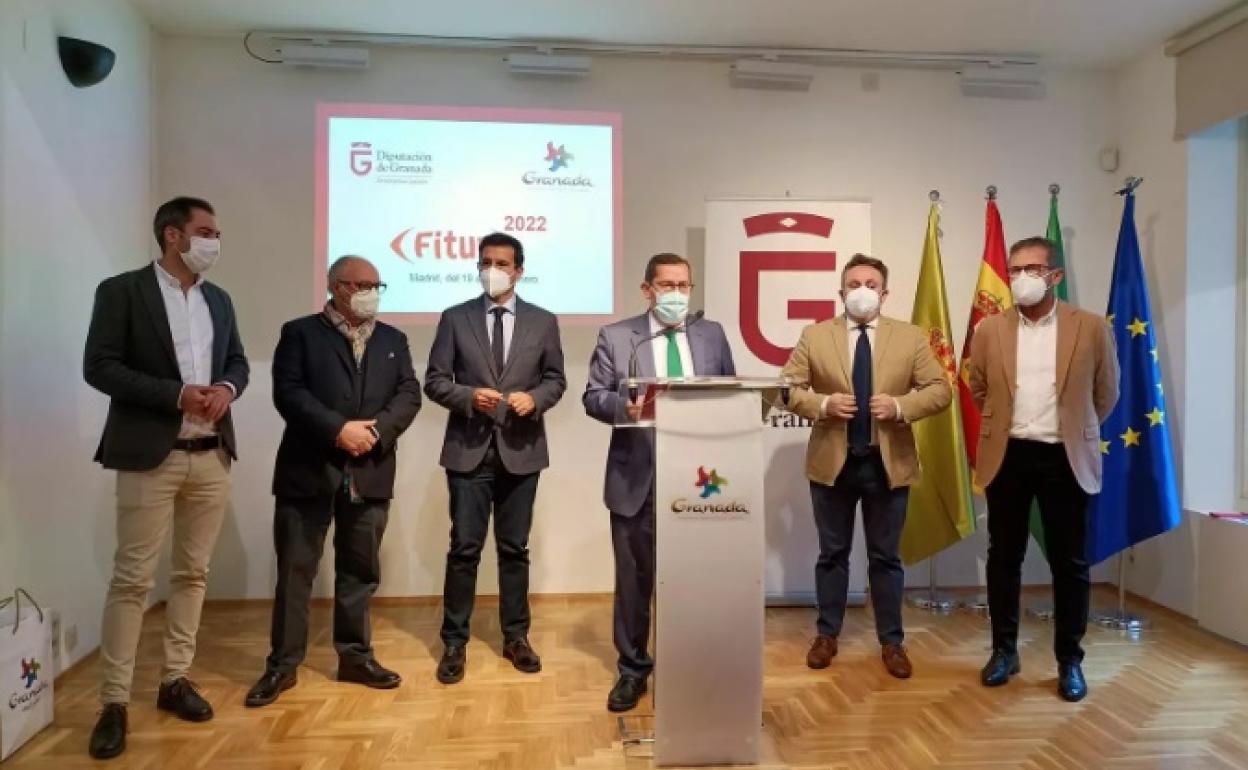 El presidente de la Diputación de Granada, José Entrena, preside la presentación de la participación de la provincia en Fitur. 