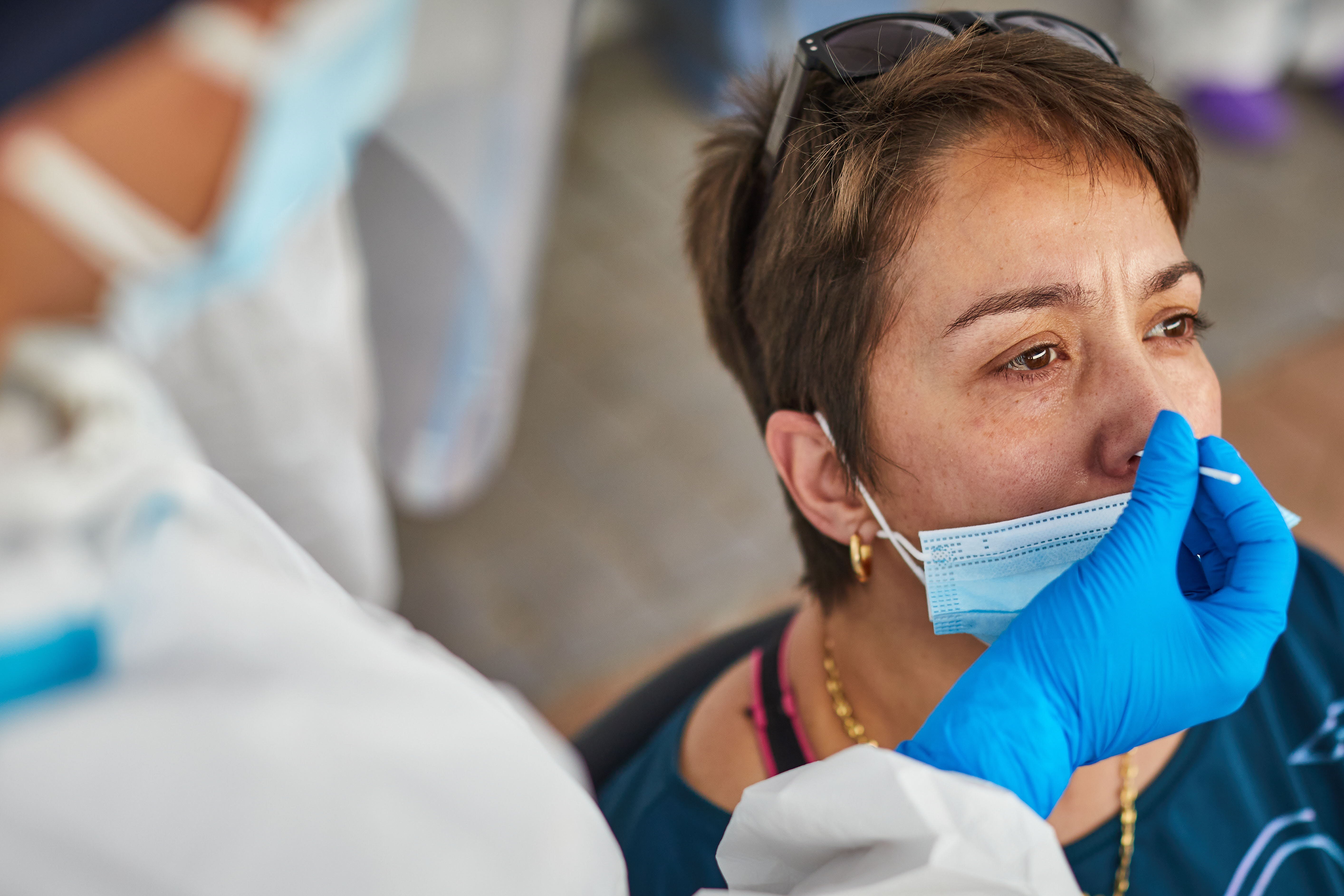 Un sanitario realiza una PCR.