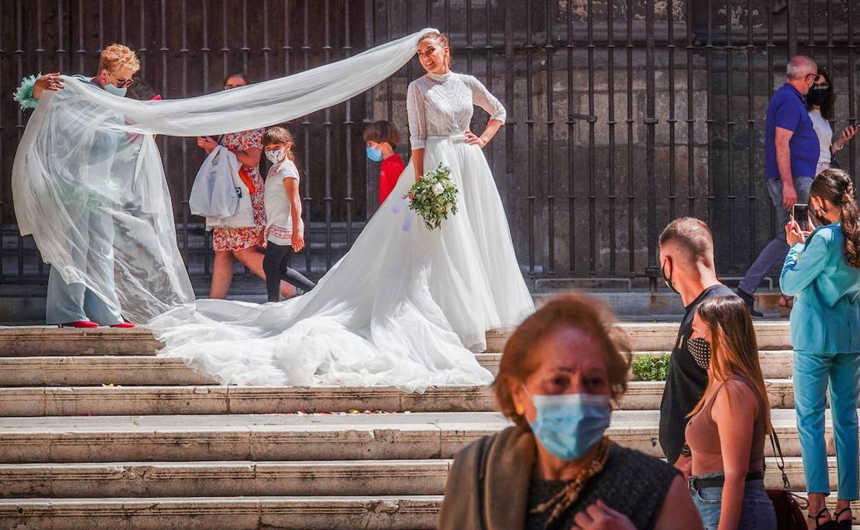 Un momento durante la celebración de una boda en el Centro de la capital granadina el pasado mes de mayo. 