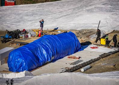 Imagen secundaria 1 - El fuselaje cubierto por una lona azul y la nieve artificial, creciendo por días. 