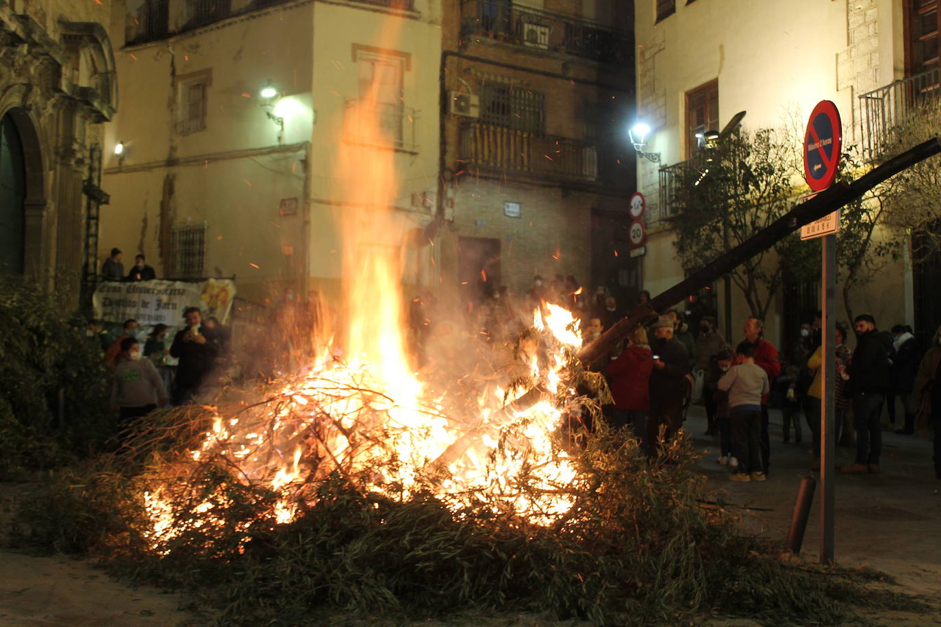 Fotos: Las lumbres de San Antón iluminan Jaén de fiesta