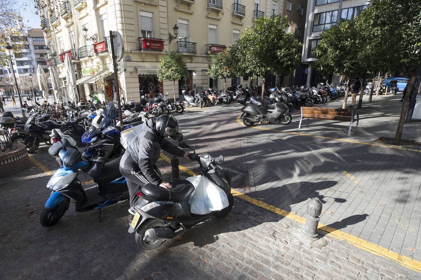 Gran cantidad de motocicletas aparcadas en el centro de Granada.