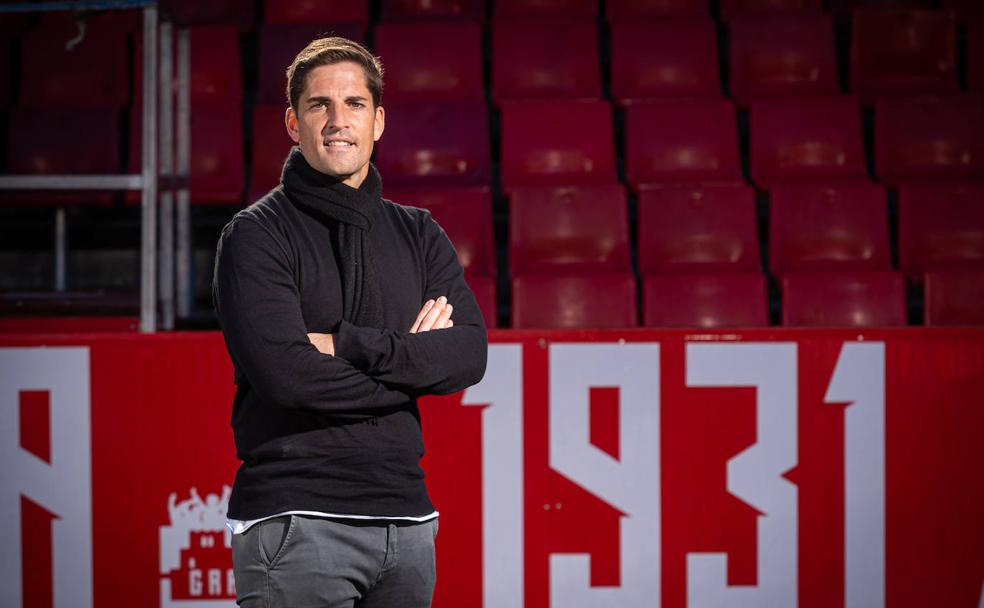 Robert Moreno, junto al fondo en que se coloca la grada de animación. 