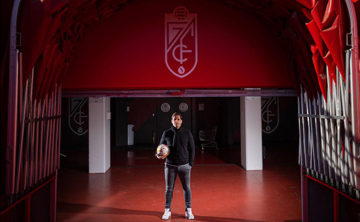 Robert Moreno, en la bocana de vestuarios del estadio. 