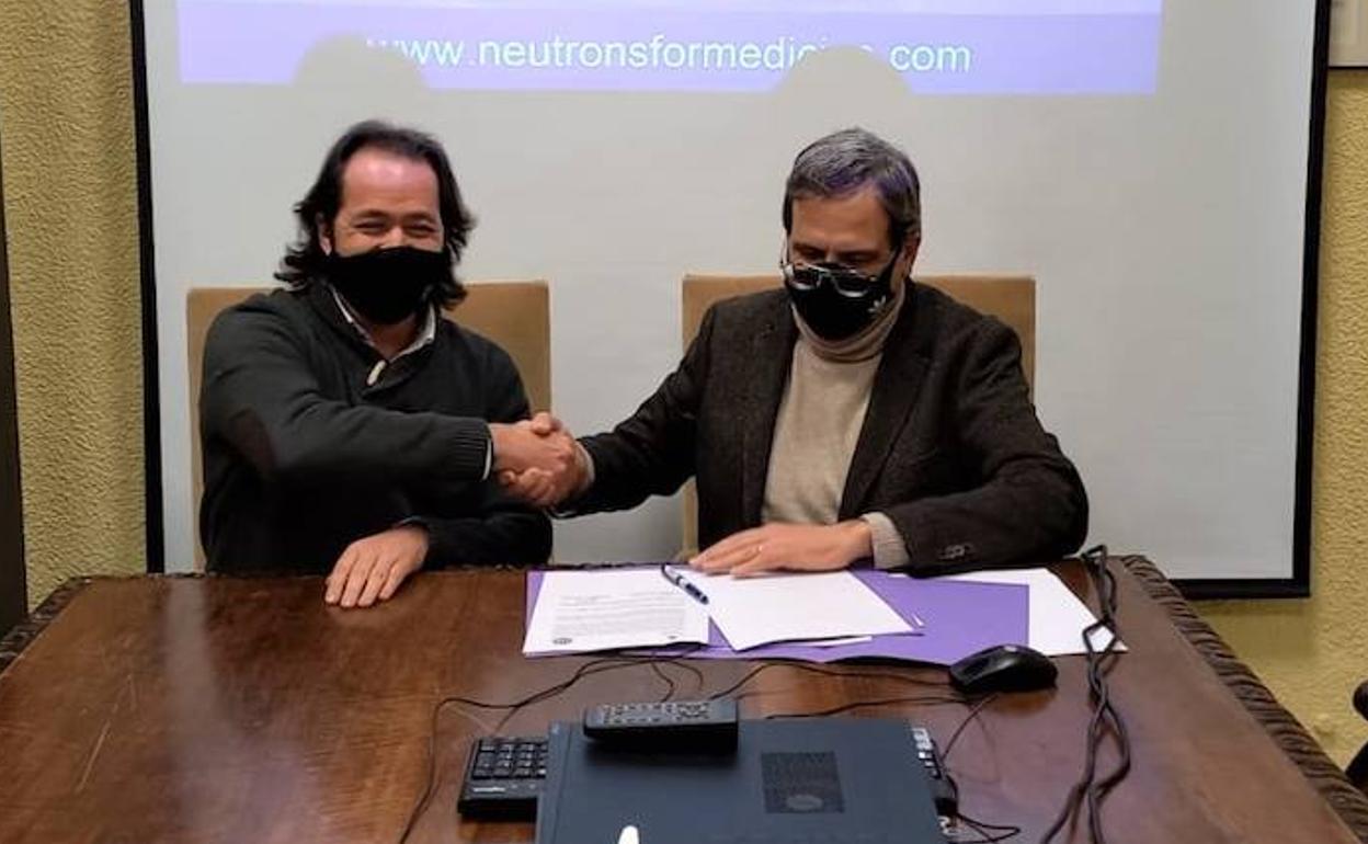 Firma del convenio para estudiar terapias contra los tumores. 