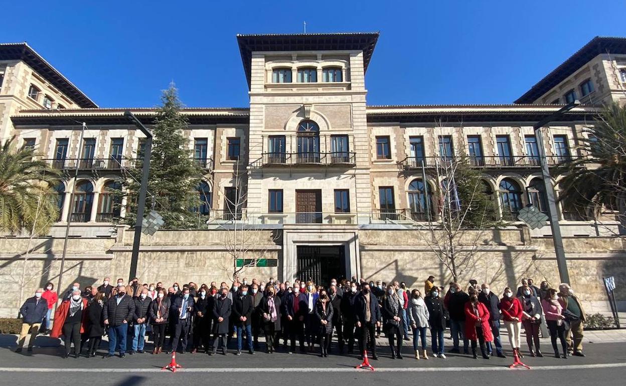 La concentración de alcaldes frente a la sede de la Junta, en Granada capital. 