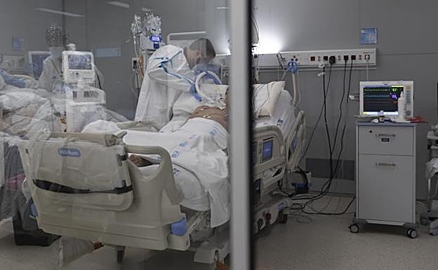 Andalucía supera los 2.000 ingresos tras sumar 209, cifra más alta desde febrero, y las UCI bajan 