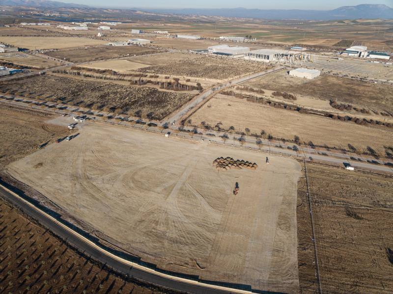 Imagen aérea de la parcela de 45.000 metros del Parque Metropolitano y Tecnológico de Escúzar donde irá el nuevo centro logístico y donde ya han comenzado los movimientos de tierra. Al fondo pueden verse cómo avanza la plataforma de la cadena supermercados LIDL. 