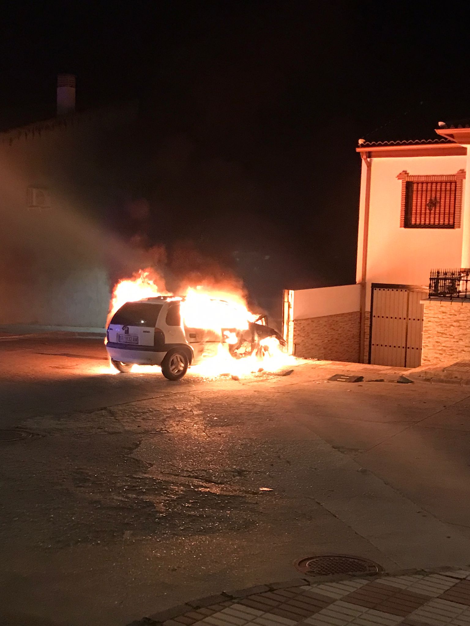 Rescatan a un hombre semiincosciente de un coche en llamas en Moraleda