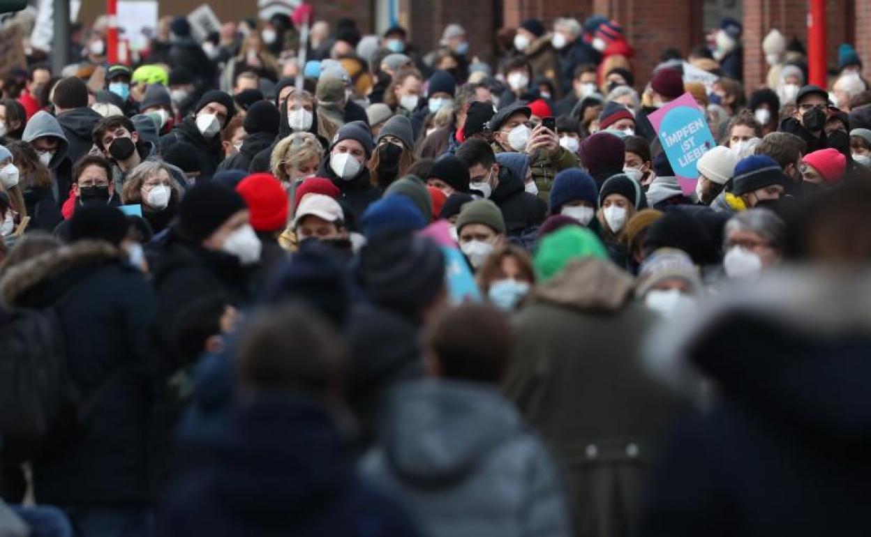 Participantes de una manifestación contra una marcha prevista de opositores a las medidas de la covid en el centro de la ciudad de Hamburgo.