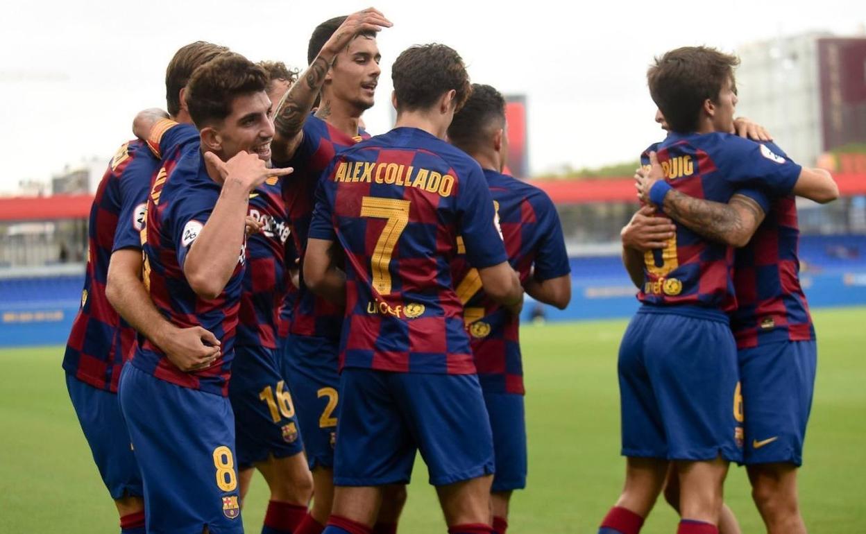Monchu celebra uno de sus goles en el filial, con Álex Collado entre la piña. 
