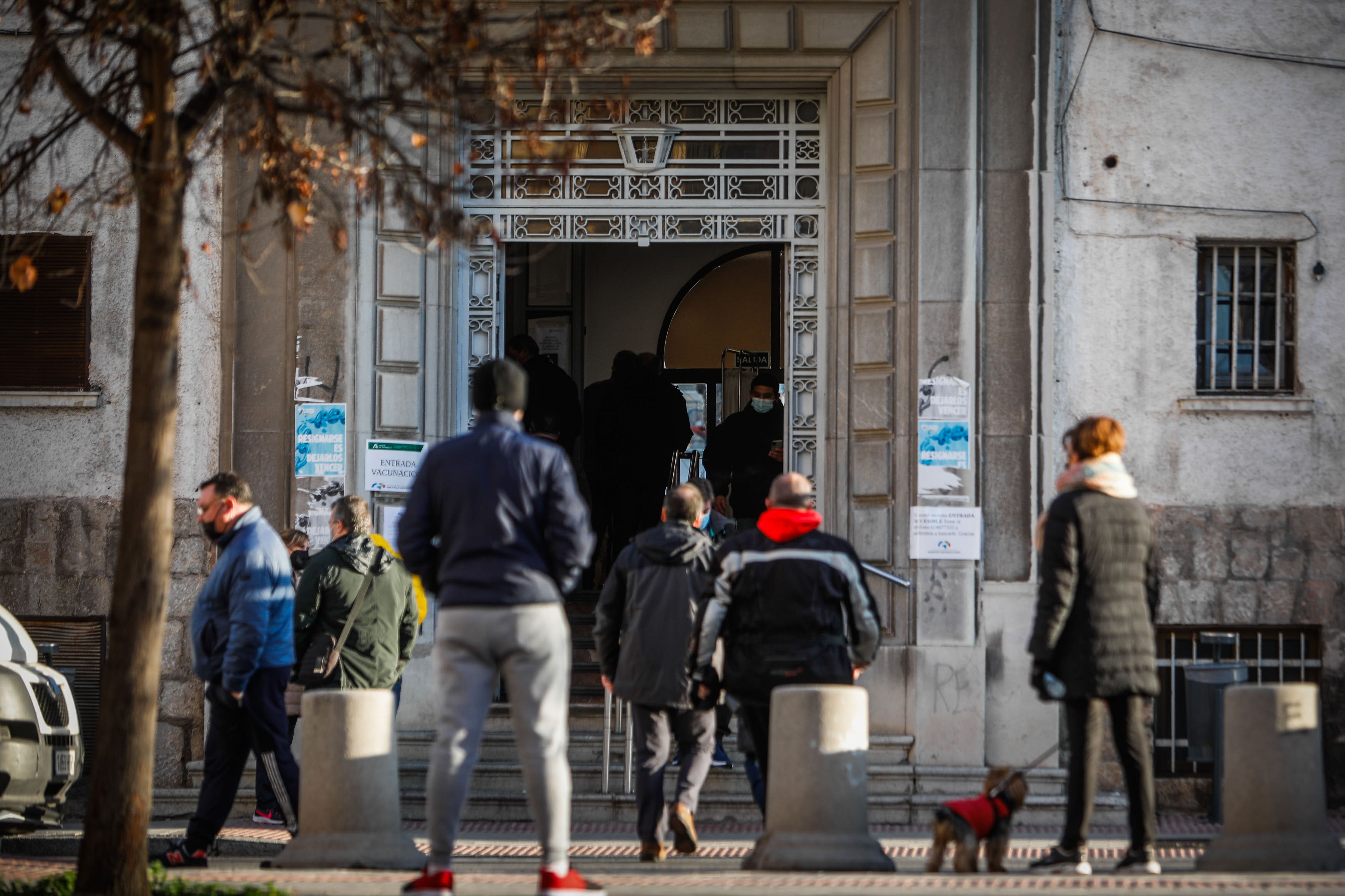 Gente esperando a recibir la vacuna contra el coronavirus.