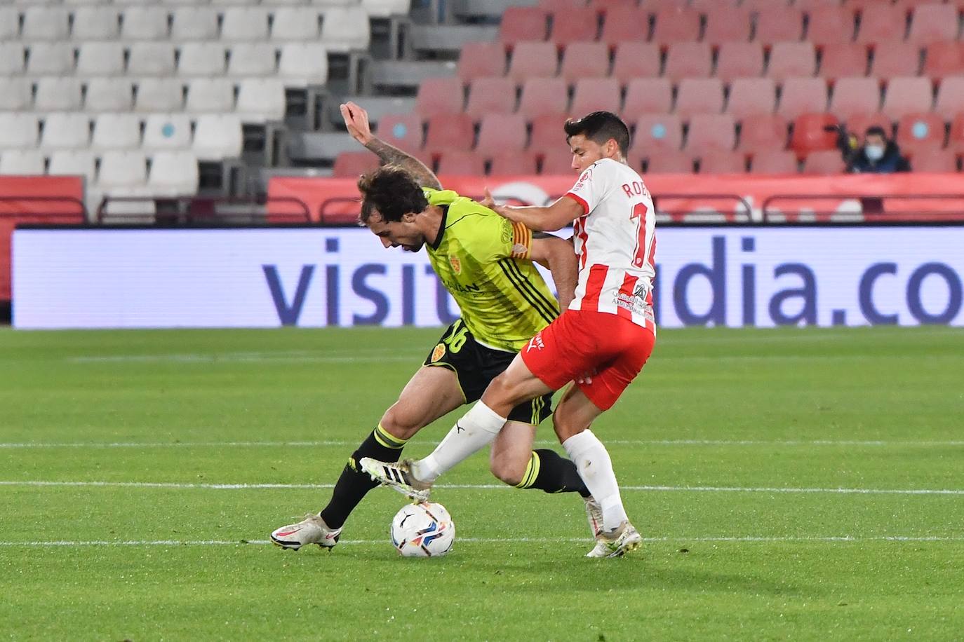 Iñigo Eugaras, que pelea con Robertone por el balón, puede ser compañero muy pronto. 