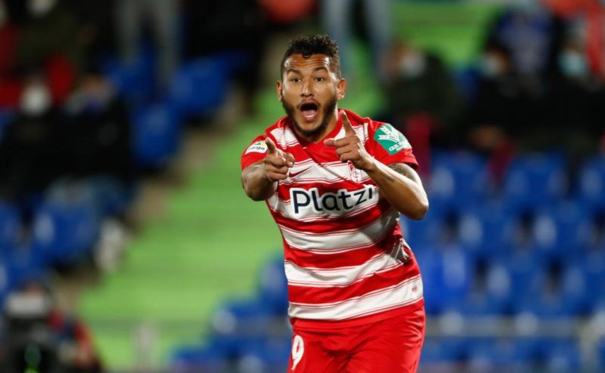 Luis Suárez celebra el primero de los dos goles que anotó frente al Getafe. 