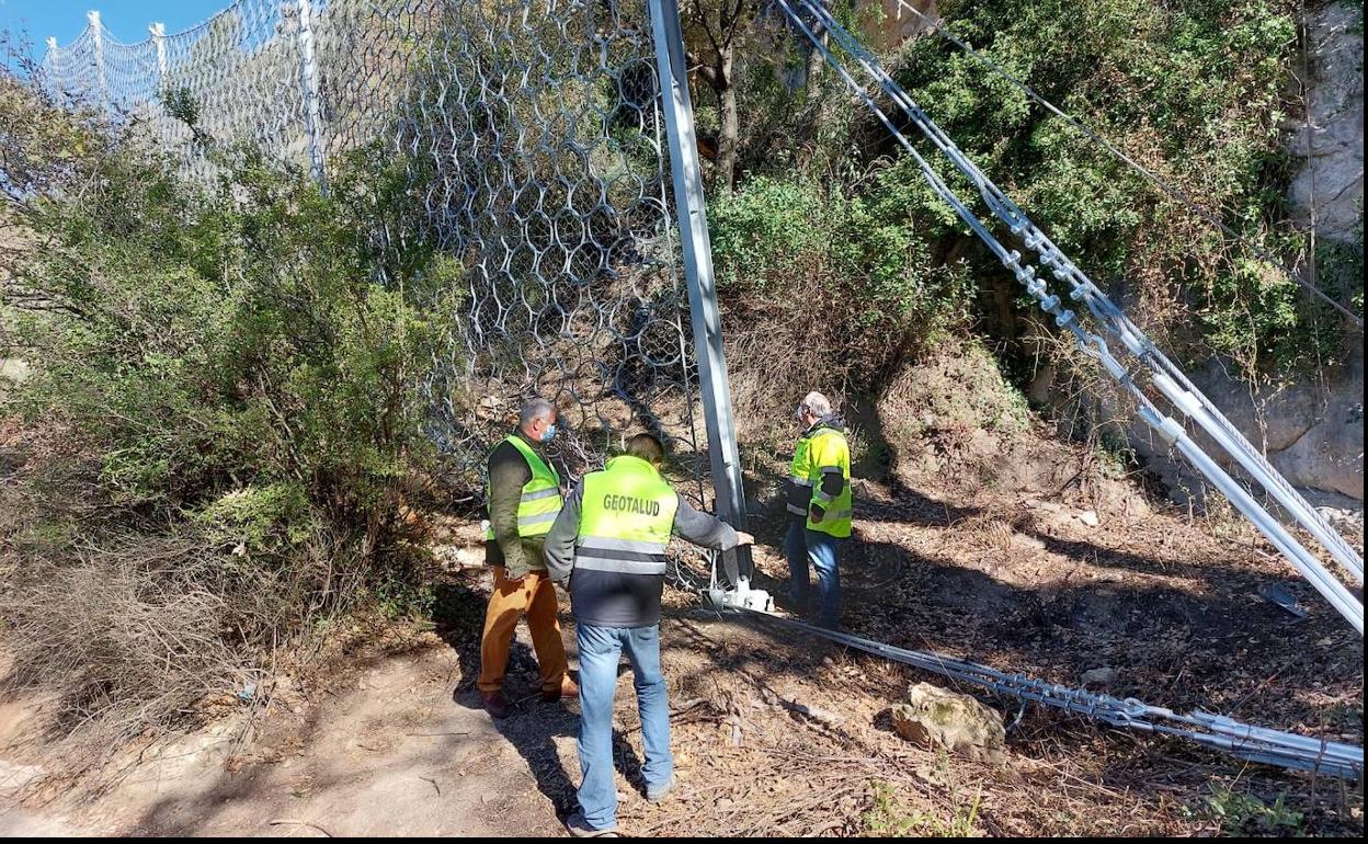 Jesús Estrella visita las obras de emergencia junto a varios operarios. 