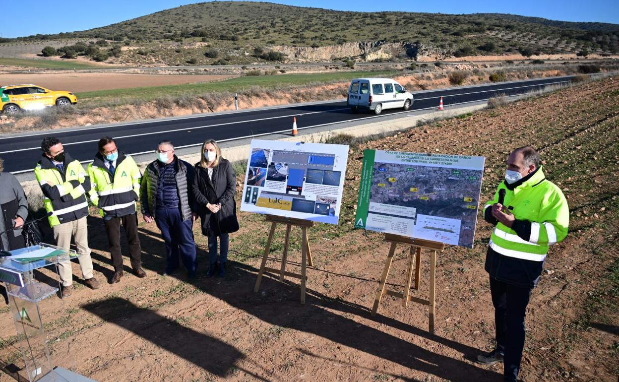 La consejera de Fomento en las obras de la vía.