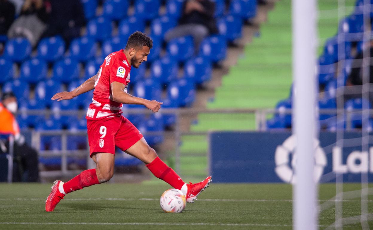 Suárez estuvo a punto de adelantar a los rojiblancos, pero Cuenca le sacó el gol en la línea. 