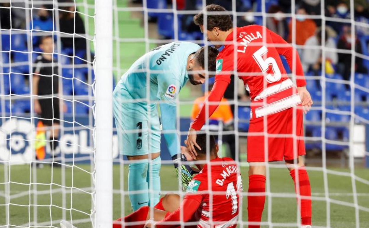 Maximiano y Milla levantan a un dolorido Machís. 