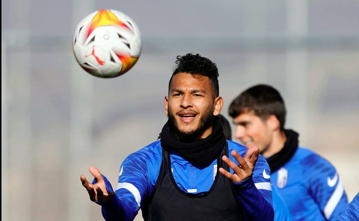 Suárez lanza un balón al aire. 