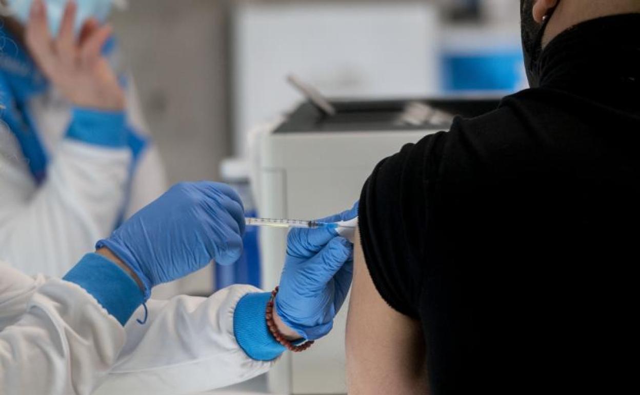 Administración de una dosis de refuerzo a un paciente