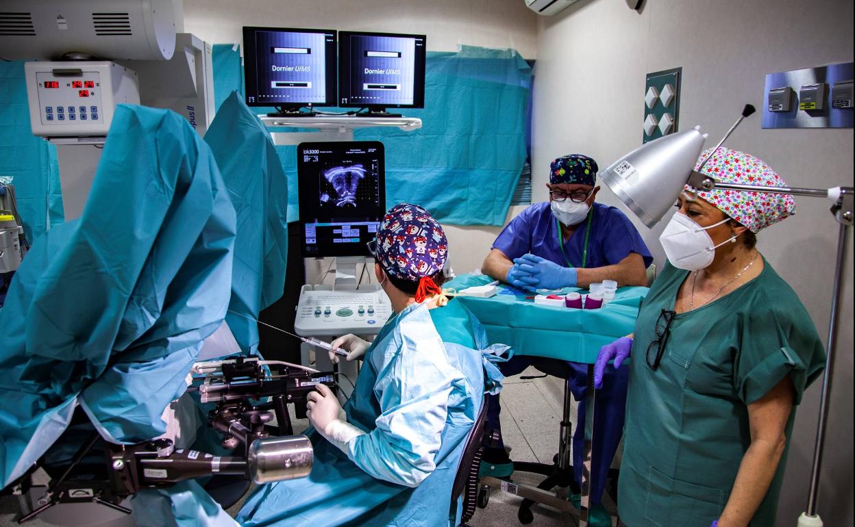 Los hospitales de Granada incorporan la biopsia por fusión para un diagnóstico más preciso del cáncer de próstata