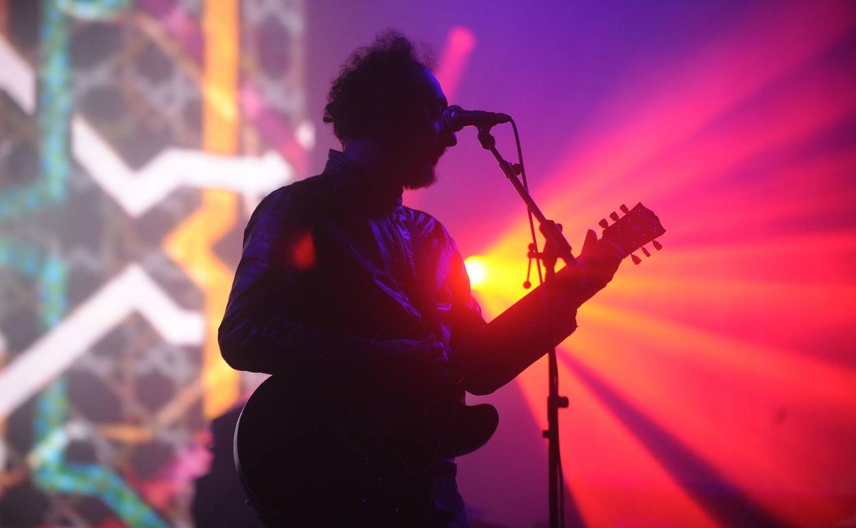 Los Planetas tocarán en un formato esencial de voz, guitarra y piano.