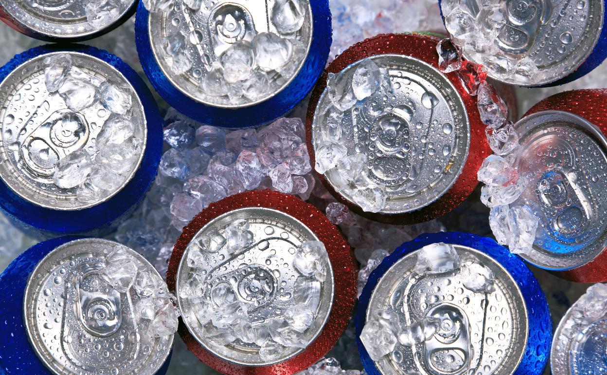 Latas de refresco.