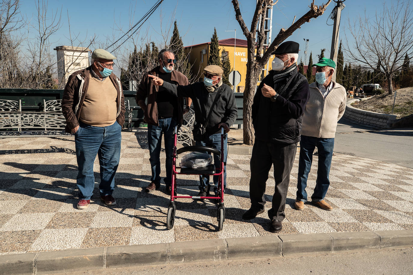 Juan, Salvador, Claudio, Manuel y Manuel en la pequeña plaza de bancos que llaman 'La Moncloa' en Escúzar, donde se reúnen los mayores del pueblo. 