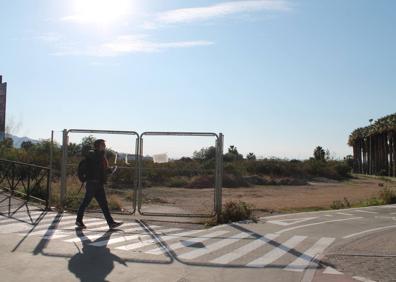 Imagen secundaria 1 - Recreación del hotel de Motril, la parcela donde se ubicará e imagen aérea de los terrenos de Salobreña donde se harán los resors.