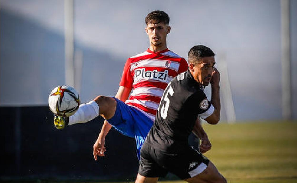 Pepe saca un balón desde atrás ante la presión de Pedro Sánchez. 
