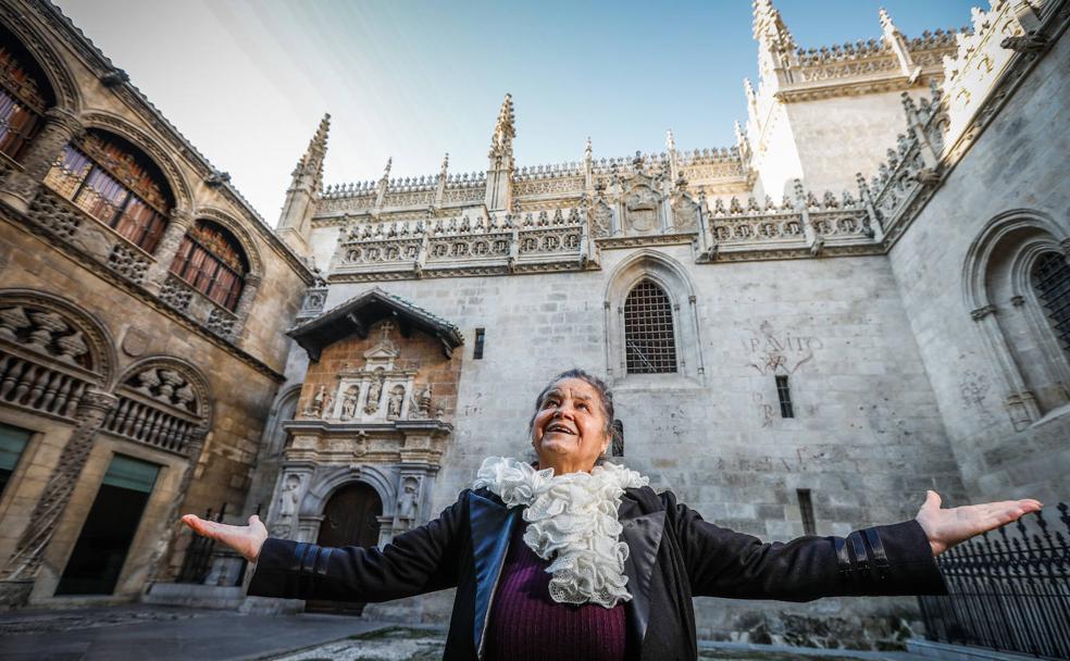 Pilar Rodríguez canta por Puccini frente a la Capilla Real de Granada. 