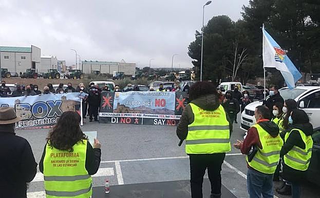 Concentración organizada por SOS Salvemos la Sierra de la Estancias, este sábado. 